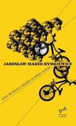 Adam Mickiewicz odjeżdża na żółtym rowerze w.2